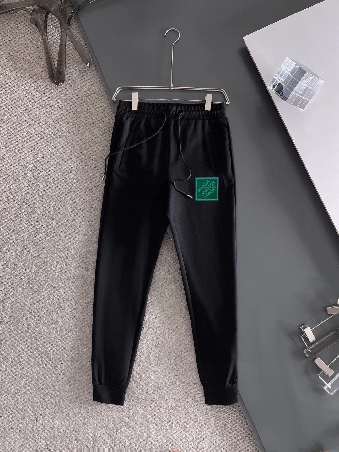 🅿️420 [LV Louis Vuitton] (Fat Man Gospel) hot-selling suit is coming. Focus on the original version of the official website. 2025 new hot-selling cardigan sweater suit. The original order is the best. 🇭🇰The meticulous work of top designers is dedicated to a fitting and perfect upper body effect. All-natural high-quality Roman cotton 100%, close-fitting comfort, noble and elegant! Original hardware embodies elegance and nobility! Counter size: M-5XL (maximum wear up to 220 pounds)